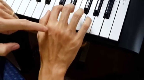 Đặt tay chơi đàn trên Piano thế nào là chuẩn