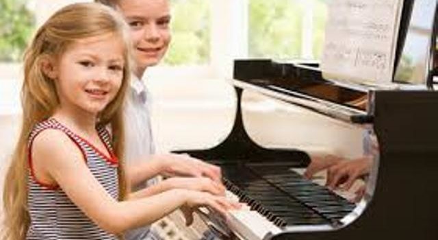 Nên cho bé học đàn Piano hay đàn Organ