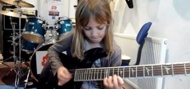 Khi bắt đầu cho con học guitar các bậc cha mẹ cần làm gì