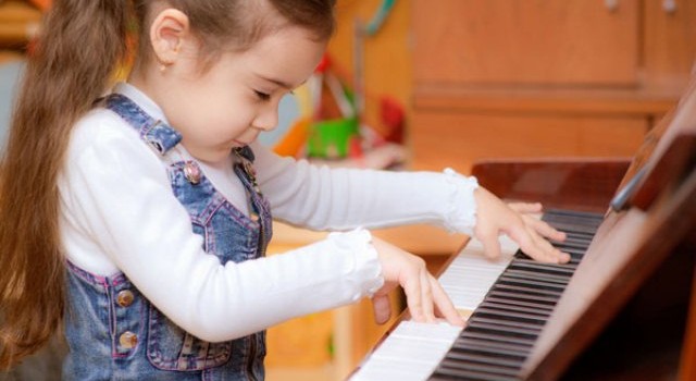 Học piano trên đàn organ có nên không