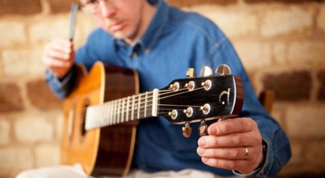 Cách lên dây đàn guitar