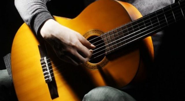 Nên tự học đàn guitar hay tìm thầy dạy?