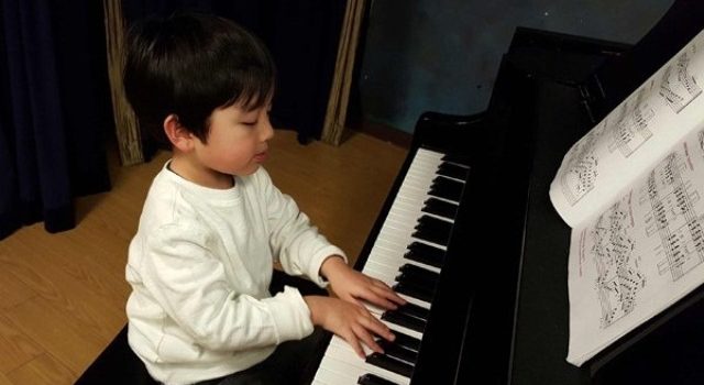 Cậu bé được mệnh danh là ” Thần đồng piano” gốc Việt lần đâu tiên biểu diễn tại Việt nam