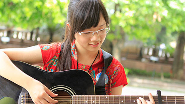 Có nên tự học đàn guitar hay cần phải đến lớp