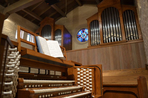 Điểm danh những loại đàn piano chuyên dùng trong nhà thờ