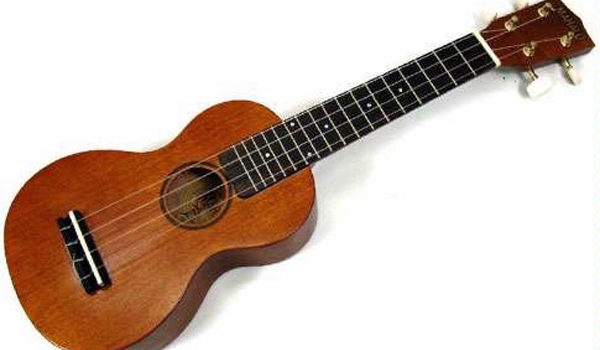 Học chơi đàn guitar ukulele có khó không? Học chơi đàn guitar ukulele có khó không?
