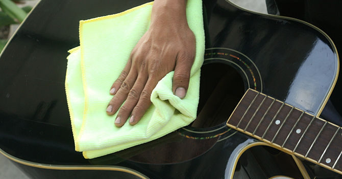 Hướng dẫn vệ sinh đàn guitar đúng cách http://hocdan.edu.vn/kien-thuc/huong-dan-ve-sinh-dan-guitar-dung-cach/