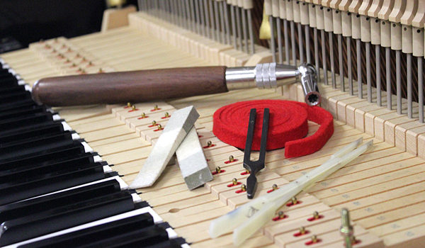 Hướng dẫn cách lên dây đàn piano đúng chuẩn Hướng dẫn cách lên dây đàn piano đúng chuẩn