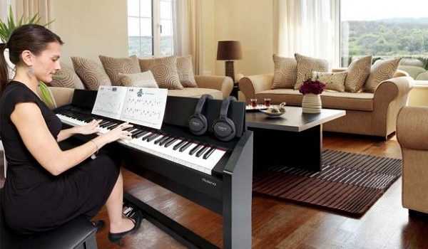Người mới học đàn piano nên mua piano cơ hay điện? Người mới học đàn piano nên mua piano cơ hay điện?