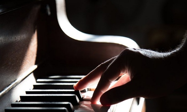 Học cách luyện ngón khi chơi đàn piano tốc độ nhanh hơn