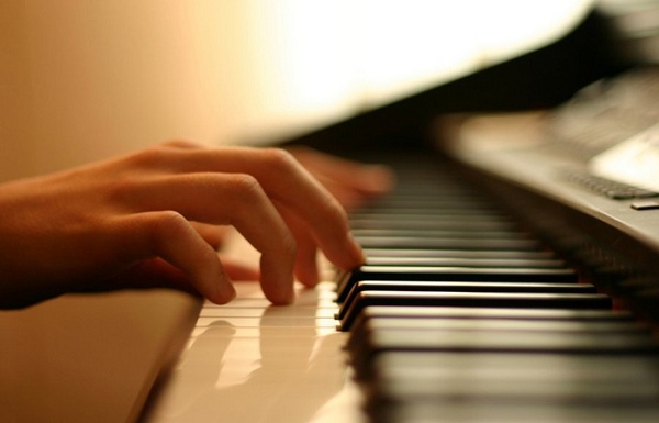 Hè này nên cho bé học đàn Piano hay đàn organ?
