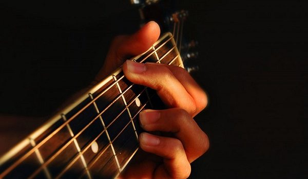 Để đánh được guitar cần học bao nhiêu thời gian?