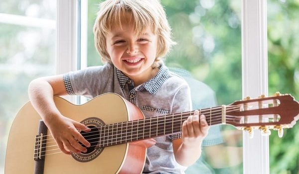 Cầm đàn guitar làm sao cho đúng nhất? Cầm đàn guitar làm sao cho đúng nhất?