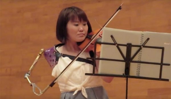 Một cánh tay vẫn chơi đàn violin được Một cánh tay vẫn chơi đàn violin được